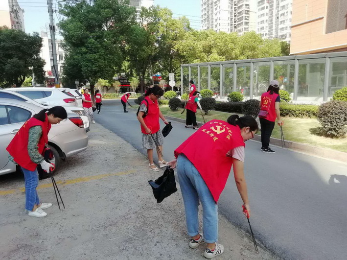 公司党员进社区开展志愿服务活动